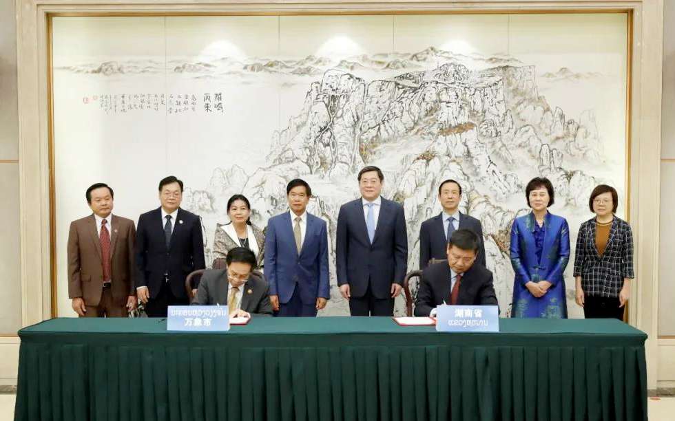 bv1946伟德向老挝万象捐赠7台环卫装备，助力“一带一路”建设