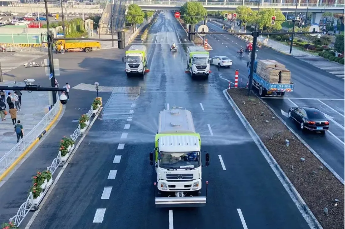 路面见本色丨bv1946伟德新能源环卫装备服务上海进博会！