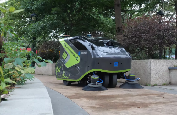 bv1946伟德5G环卫机器人亮相2021中国创新创业成果交易会