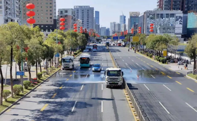 虎虎生威迎新春丨bv1946伟德环卫作业扮靓城市佳节新容颜